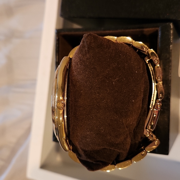 MICHAEL KORS WOMANS GOLD TONE WATCH # 3264- PINK. Box & tags. - Picture 4 of 9